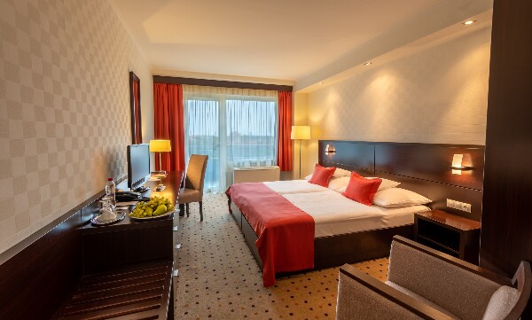 Hunguest Hotel Gyula, Standard kétágyas szoba - erkélyes, várra néző