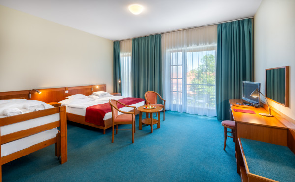 Hunguest Hotel Aqua-Sol, Családi összenyitható szoba (2 db erkélyes kétágyas szoba, az egyik akadálymentes fürdőszobával)